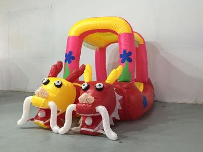 廠家直銷廣場(chǎng)游樂(lè)兒童玩具車 雙龍加蓬氣模充氣電瓶車圖片大全